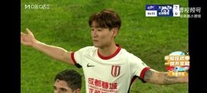 祸不及家人，天津球迷骂得太脏了！韦世豪被球迷骂：我要X饺子