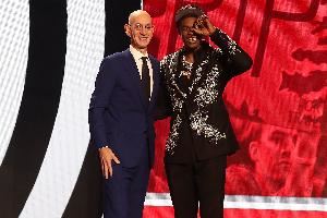 缘分！利拉德更衣柜在亨德森旁边 当年球队选中后者促使前者离队