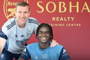 官方：17岁门将哈里-兰森与阿森纳签下首份职业合同