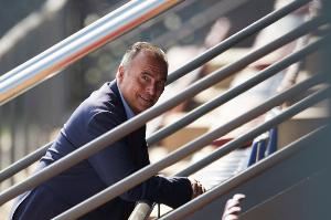 每体：在巴萨无薪水收入，尤斯特和胜利达成初步协议将出任CEO