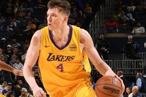 克内克特夏联场均11.7分4.8板 投篮&三分命中率为32.1%/23.7%🥶