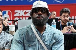 名嘴：詹姆斯可能很快就会宣布退役 他那种短期运作已不符合潮流