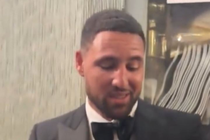 连吃带拿🙈克莱炫耀女友赠送的30万美元的手表！