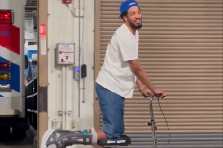 捧捧场子😀哈利伯顿脚蹬保护靴 身乘四轮小推车观看WNBA全明星