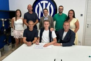 记者：16岁挪威前锋斯特兰德加盟国米，签约3年