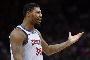 斯玛特绿军9个赛季场均10.6分3.5板4.6助 随后在灰熊得分略有上涨