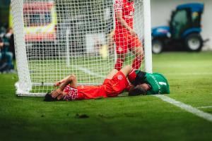 归来将戴面具！美因茨官方：李在城热身赛撞到门柱，双侧颧骨骨折