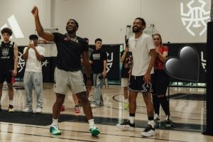 惺惺相惜！特雷-杨现身米切尔训练营：永远支持我的兄弟！