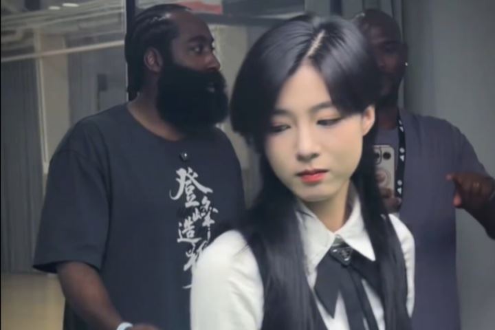 养眼！哈登大战美女台球手王思诺 后者还获赠亲签球鞋