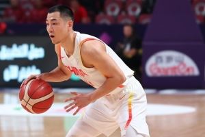 高诗岩：大家都知道这次男篮选人比较争议 我自己也是憋着这口气