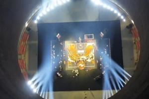 废弃建筑物再利用！洛阳新建的电站篮球场从高空俯视也太酷炫了