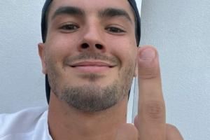 迪亚斯偷拿手机拍竖中指照🤣姆巴佩：这是你最后一次拿我手机了