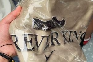 大雨滂沱！耐克给在万象城外等待老詹的球迷发放了定制版毛巾