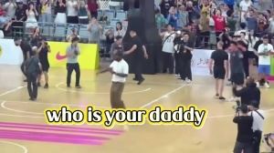 詹姆斯上交活动现场 有球迷喊：Who’s Your Daddy？
