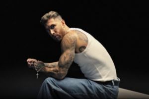 拉莫斯单曲上线！🤣瑞安航空调侃：禁止这首歌在我们飞机上放