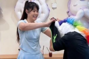 可爱女生！李月汝造访独角兽店铺 左膝仍佩戴厚厚护具