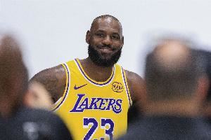 雷迪克：詹姆斯今日因臀部神经问题缺席了球队训练