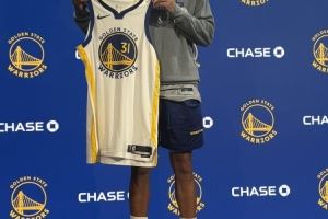 赛斯打趣：我曾试图从斯蒂芬手中买回30号球衣 他说不用钱