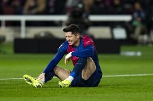 错过多场比赛！记者：莱万至少因伤缺席4周