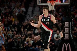 克林根15分11板2断！比卢普斯打趣：他一个封盖都没有 我不乐意