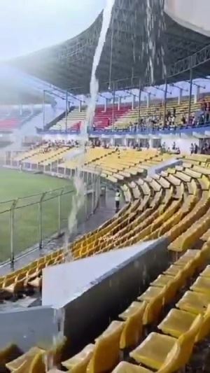 印度特色……果阿的主场看台水流入注，球场顶棚形同虚设