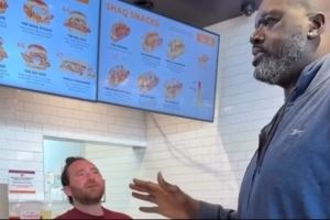 黑人问号脸!奥尼尔到自己餐厅吃饭付钱 收银员仔细辨别纸币真伪